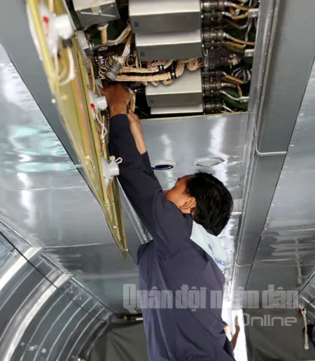 Chùm ảnh: Lính kỹ thuật chuẩn bị... thả 'chim sắt' lên trời ảnh 8