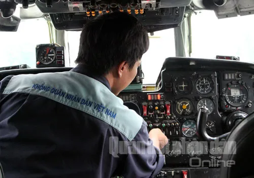 Chùm ảnh: Lính kỹ thuật chuẩn bị... thả 'chim sắt' lên trời ảnh 7