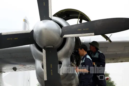 Chùm ảnh: Lính kỹ thuật chuẩn bị... thả 'chim sắt' lên trời ảnh 3