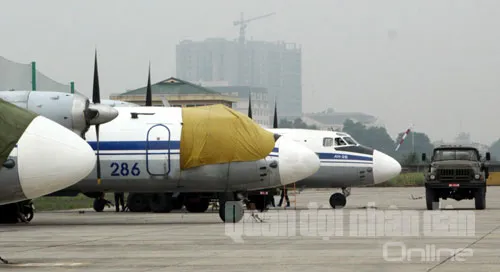 Một ngày chuẩn bị bay bắt đầu, những chiếc bạt che phủ máy bay lần lượt được mở ra, để các nhân viên chuyên ngành kỹ thuật hàng không tiến hành chuẩn bị máy bay cho ban bay sắp tới. Lữ đoàn 918 có trong biên chế lực lượng hùng hậu máy bay An-26. Đây là loại máy bay ngoài thực hiện nhiệm vụ vận tải quân sự, còn được sử dụng bay báo bão, bay cứu hộ cứu nạn... Một chiếc An-26 khác đang được chuẩn bị trên khu vực sân đỗ. Thông điện cho 1 chiếc An-26. Nhân viên kỹ thuật hàng không thận trọng, tỉ mỉ kiểm tra thiết bị buồng lái và các thiết bị trong thân máy bay An-26. Trong biên chế của Lữ đoàn 918 còn có những chiếc máy bay An-2. Ngoài chức năng vận tải, loại máy bay này còn được sử dụng trên nhiều lĩnh vực như phục vụ đo đạc bản đồ; gieo hạt trồng rừng... Không chỉ có khả năng khắc phục, sửa chữa những hỏng hóc của máy bay trên mặt đất, những kỹ sư, nhân viên kỹ thuật hàng không có trình độ cao, có bề dày kinh nghiệm còn có thể dự báođược những hỏng hóc có thể phát sinh trên không,để có biện pháp phòngngừa ngay trong quá trìnhchuẩn bịbay. Hiện nay, hoạt động trên sân bay Gia Lâm còn có cácmáy bay Casa-212 hiện đại của Cảnh sát biển Việt Nam. Nhân viên kỹ thuật hàng không kiểm tra hệ thống rađa của máy bay tuần thám biển Casa-212. Cách đó không xa, một chiếc Casa-212 khác đang được thông điện, chuẩn bị bay. Phút nghỉ ngơi của các chàng lính thợ kỹ thuật hàng không trong buổi chuẩn bị bay.