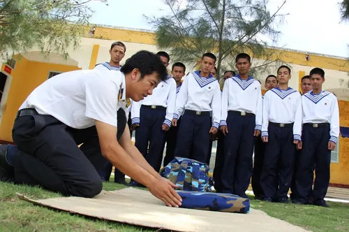 Nghe cán bộ nói về truyền thống của Quân đội, Quân chủng Hải quân và đơn vị. Tập thể dục buổi sáng là một trong những bài tập rèn sức khỏe đầu tiên để làm nền móng tập luyện sức khỏe đi biển sau này. Học gấp, xếp đặt nội vụ cá nhân là góp phần xây dựng đơn vị chính quy. Học cách trồng và chăm sóc rau xanh để tự bảo đảm, nâng cao đời sống vật chất. Đọc báo, nghe tin để nâng cao nhận thức chính trị và cũng là một chế độ trong ngày của mỗi quân nhân.