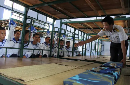 Nghe cán bộ nói về truyền thống của Quân đội, Quân chủng Hải quân và đơn vị. Tập thể dục buổi sáng là một trong những bài tập rèn sức khỏe đầu tiên để làm nền móng tập luyện sức khỏe đi biển sau này. Học gấp, xếp đặt nội vụ cá nhân là góp phần xây dựng đơn vị chính quy. Học cách trồng và chăm sóc rau xanh để tự bảo đảm, nâng cao đời sống vật chất. Đọc báo, nghe tin để nâng cao nhận thức chính trị và cũng là một chế độ trong ngày của mỗi quân nhân.