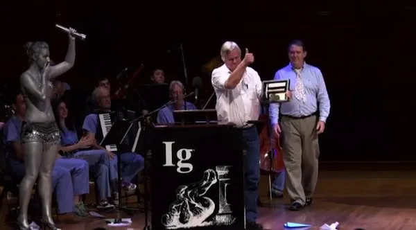 Cười nghiêng ngả với các công trình ở lễ trao giải Ig Nobel 2014 ảnh 1