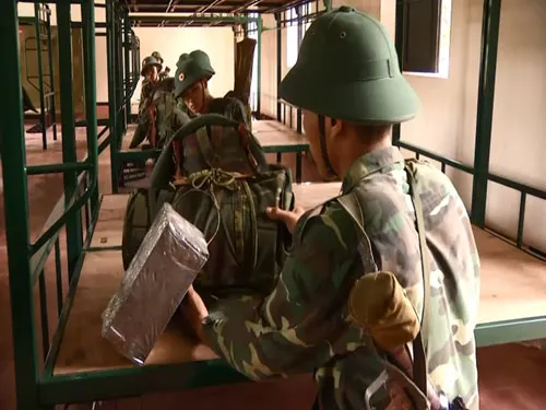 Sắp đặt quân tư trang, sẵn sàng lên đường hành quân. Quán triệt mệnh lệnh hành quân. Hành quân xa đi trên nền bê tông cứng Ngoài quân tư trang và trang bị chiến đấu cá nhân, các chiến sĩ còn phối hợp mang theo nhiều dụng cụ, trang bị khác. Đường xa, dặm thẳng, đèo cao, vực thẳm không làm chiến sĩ sờn lòng. Các chiến sĩ phối hợp "cõng" ĐKZ, một loại hỏa lực mạnh đi cùng bộ binh. Vượt qua đường tràn khi cơn mưa vừa tạnh. Lũ từ đầu nguồn đổ về khiến khe cạn đầy "hoa sóng".