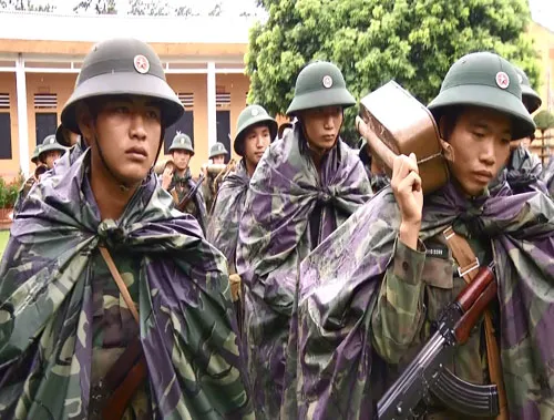 Sắp đặt quân tư trang, sẵn sàng lên đường hành quân. Quán triệt mệnh lệnh hành quân. Hành quân xa đi trên nền bê tông cứng Ngoài quân tư trang và trang bị chiến đấu cá nhân, các chiến sĩ còn phối hợp mang theo nhiều dụng cụ, trang bị khác. Đường xa, dặm thẳng, đèo cao, vực thẳm không làm chiến sĩ sờn lòng. Các chiến sĩ phối hợp "cõng" ĐKZ, một loại hỏa lực mạnh đi cùng bộ binh. Vượt qua đường tràn khi cơn mưa vừa tạnh. Lũ từ đầu nguồn đổ về khiến khe cạn đầy "hoa sóng".