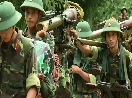 Sắp đặt quân tư trang, sẵn sàng lên đường hành quân. Quán triệt mệnh lệnh hành quân. Hành quân xa đi trên nền bê tông cứng Ngoài quân tư trang và trang bị chiến đấu cá nhân, các chiến sĩ còn phối hợp mang theo nhiều dụng cụ, trang bị khác. Đường xa, dặm thẳng, đèo cao, vực thẳm không làm chiến sĩ sờn lòng. Các chiến sĩ phối hợp "cõng" ĐKZ, một loại hỏa lực mạnh đi cùng bộ binh. Vượt qua đường tràn khi cơn mưa vừa tạnh. Lũ từ đầu nguồn đổ về khiến khe cạn đầy "hoa sóng".