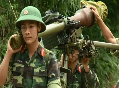 Sắp đặt quân tư trang, sẵn sàng lên đường hành quân. Quán triệt mệnh lệnh hành quân. Hành quân xa đi trên nền bê tông cứng Ngoài quân tư trang và trang bị chiến đấu cá nhân, các chiến sĩ còn phối hợp mang theo nhiều dụng cụ, trang bị khác. Đường xa, dặm thẳng, đèo cao, vực thẳm không làm chiến sĩ sờn lòng. Các chiến sĩ phối hợp "cõng" ĐKZ, một loại hỏa lực mạnh đi cùng bộ binh. Vượt qua đường tràn khi cơn mưa vừa tạnh. Lũ từ đầu nguồn đổ về khiến khe cạn đầy "hoa sóng".