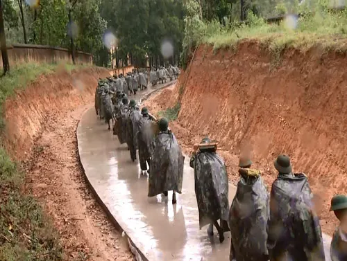 Sắp đặt quân tư trang, sẵn sàng lên đường hành quân. Quán triệt mệnh lệnh hành quân. Hành quân xa đi trên nền bê tông cứng Ngoài quân tư trang và trang bị chiến đấu cá nhân, các chiến sĩ còn phối hợp mang theo nhiều dụng cụ, trang bị khác. Đường xa, dặm thẳng, đèo cao, vực thẳm không làm chiến sĩ sờn lòng. Các chiến sĩ phối hợp "cõng" ĐKZ, một loại hỏa lực mạnh đi cùng bộ binh. Vượt qua đường tràn khi cơn mưa vừa tạnh. Lũ từ đầu nguồn đổ về khiến khe cạn đầy "hoa sóng".