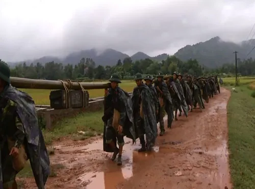Sắp đặt quân tư trang, sẵn sàng lên đường hành quân. Quán triệt mệnh lệnh hành quân. Hành quân xa đi trên nền bê tông cứng Ngoài quân tư trang và trang bị chiến đấu cá nhân, các chiến sĩ còn phối hợp mang theo nhiều dụng cụ, trang bị khác. Đường xa, dặm thẳng, đèo cao, vực thẳm không làm chiến sĩ sờn lòng. Các chiến sĩ phối hợp "cõng" ĐKZ, một loại hỏa lực mạnh đi cùng bộ binh. Vượt qua đường tràn khi cơn mưa vừa tạnh. Lũ từ đầu nguồn đổ về khiến khe cạn đầy "hoa sóng".
