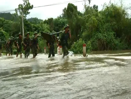 Sắp đặt quân tư trang, sẵn sàng lên đường hành quân. Quán triệt mệnh lệnh hành quân. Hành quân xa đi trên nền bê tông cứng Ngoài quân tư trang và trang bị chiến đấu cá nhân, các chiến sĩ còn phối hợp mang theo nhiều dụng cụ, trang bị khác. Đường xa, dặm thẳng, đèo cao, vực thẳm không làm chiến sĩ sờn lòng. Các chiến sĩ phối hợp "cõng" ĐKZ, một loại hỏa lực mạnh đi cùng bộ binh. Vượt qua đường tràn khi cơn mưa vừa tạnh. Lũ từ đầu nguồn đổ về khiến khe cạn đầy "hoa sóng".