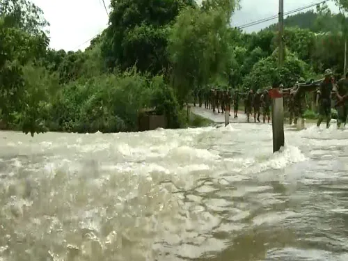 Sắp đặt quân tư trang, sẵn sàng lên đường hành quân. Quán triệt mệnh lệnh hành quân. Hành quân xa đi trên nền bê tông cứng Ngoài quân tư trang và trang bị chiến đấu cá nhân, các chiến sĩ còn phối hợp mang theo nhiều dụng cụ, trang bị khác. Đường xa, dặm thẳng, đèo cao, vực thẳm không làm chiến sĩ sờn lòng. Các chiến sĩ phối hợp "cõng" ĐKZ, một loại hỏa lực mạnh đi cùng bộ binh. Vượt qua đường tràn khi cơn mưa vừa tạnh. Lũ từ đầu nguồn đổ về khiến khe cạn đầy "hoa sóng".