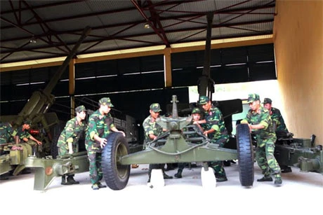 Cơ động pháo ra nơi tập kết. Cuộc diễn tập nhằm đánh giá khả năng sẵn sàng động viên, nâng cao chất lượng đơn vị dự bị động viên, kiện toàn tổ chức biên chế thời chiến. Thực hành mở niêm cất pháo 135mm. Các quân nhân dự bị động viên lần này sẽ tiếp tục được huấn luyện bổ sung sẵn sàng tham gia chiến đấu. Ngụy trang pháo tại vị trí tập kết. Các đại biểu dự và chỉ đạo diễn tập. Lữ đoàn 675 họp Đảng ủy đánh giá kết quả tổ chức cơ động lực lượng... Cơ động pháo ra nơi tập kết. Cuộc diễn tập nhằm đánh giá khả năng sẵn sàng động viên, nâng cao chất lượng đơn vị dự bị động viên, kiện toàn tổ chức biên chế thời chiến. Thực hành mở niêm cất pháo 135mm. Các quân nhân dự bị động viên lần này sẽ tiếp tục được huấn luyện bổ sung sẵn sàng tham gia chiến đấu. Ngụy trang pháo tại vị trí tập kết. Các đại biểu dự và chỉ đạo diễn tập. Lữ đoàn 675 họp Đảng ủy đánh giá kết quả tổ chức cơ động lực lượng...