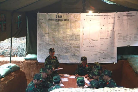 Cơ động pháo ra nơi tập kết. Cuộc diễn tập nhằm đánh giá khả năng sẵn sàng động viên, nâng cao chất lượng đơn vị dự bị động viên, kiện toàn tổ chức biên chế thời chiến. Thực hành mở niêm cất pháo 135mm. Các quân nhân dự bị động viên lần này sẽ tiếp tục được huấn luyện bổ sung sẵn sàng tham gia chiến đấu. Ngụy trang pháo tại vị trí tập kết. Các đại biểu dự và chỉ đạo diễn tập. Lữ đoàn 675 họp Đảng ủy đánh giá kết quả tổ chức cơ động lực lượng... Cơ động pháo ra nơi tập kết. Cuộc diễn tập nhằm đánh giá khả năng sẵn sàng động viên, nâng cao chất lượng đơn vị dự bị động viên, kiện toàn tổ chức biên chế thời chiến. Thực hành mở niêm cất pháo 135mm. Các quân nhân dự bị động viên lần này sẽ tiếp tục được huấn luyện bổ sung sẵn sàng tham gia chiến đấu. Ngụy trang pháo tại vị trí tập kết. Các đại biểu dự và chỉ đạo diễn tập. Lữ đoàn 675 họp Đảng ủy đánh giá kết quả tổ chức cơ động lực lượng...