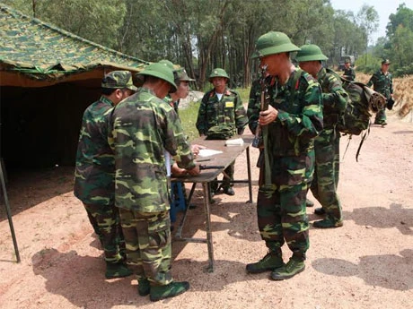 Hàng trăm quân nhân dự bị được Lữ đoàn 675 tiếp nhận từ 3 huyện Sóc Sơn, Gia Lâm, Đông Anh thuộc TP Hà Nội bảo đảm đúng, đủ về số lượng và chất lượng. Ngay sau khi tiếp nhận, các quân nhân được cấp phát quân trang, vũ khí trang bị theo quy định và biên chế vào các đơn vị. Hàng trăm quân nhân dự bị được Lữ đoàn 675 tiếp nhận từ 3 huyện Sóc Sơn, Gia Lâm, Đông Anh thuộc TP Hà Nội bảo đảm đúng, đủ về số lượng và chất lượng. Ngay sau khi tiếp nhận, các quân nhân được cấp phát quân trang, vũ khí trang bị theo quy định và biên chế vào các đơn vị.