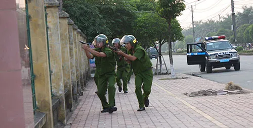 Các đại biểu dự và chỉ đạo cuộc diễn tập. Lực lượng cảnh sát 113 Công an tỉnh Hưng Yên triển khai đội hình "chiến đấu". Tiếp đó là đội hình của lực lượng cảnh sát cơ động. Triển khai đội hình từ trên cao. Trinh sát đặc nhiệm trấn áp "khủng bố" vòng ngoài. Những phần tử khủng bốbị khống chế. Tình huống cháy nổ được đặt ra... Lực lượng Cảnh sát Phòng cháy, chữa cháy cũng có mặt kịp thời để xử trí tình huống. Các đại biểu dự và chỉ đạo cuộc diễn tập. Lực lượng cảnh sát 113 Công an tỉnh Hưng Yên triển khai đội hình "chiến đấu". Tiếp đó là đội hình của lực lượng cảnh sát cơ động. Triển khai đội hình từ trên cao. Trinh sát đặc nhiệm trấn áp "khủng bố" vòng ngoài. Những phần tử khủng bốbị khống chế. Tình huống cháy nổ được đặt ra... Lực lượng Cảnh sát Phòng cháy, chữa cháy cũng có mặt kịp thời để xử trí tình huống.