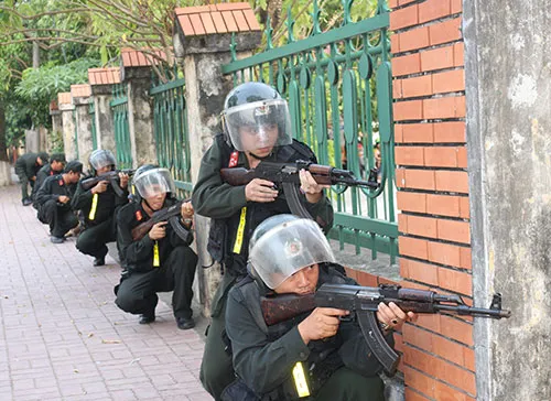 Các đại biểu dự và chỉ đạo cuộc diễn tập. Lực lượng cảnh sát 113 Công an tỉnh Hưng Yên triển khai đội hình "chiến đấu". Tiếp đó là đội hình của lực lượng cảnh sát cơ động. Triển khai đội hình từ trên cao. Trinh sát đặc nhiệm trấn áp "khủng bố" vòng ngoài. Những phần tử khủng bốbị khống chế. Tình huống cháy nổ được đặt ra... Lực lượng Cảnh sát Phòng cháy, chữa cháy cũng có mặt kịp thời để xử trí tình huống. Các đại biểu dự và chỉ đạo cuộc diễn tập. Lực lượng cảnh sát 113 Công an tỉnh Hưng Yên triển khai đội hình "chiến đấu". Tiếp đó là đội hình của lực lượng cảnh sát cơ động. Triển khai đội hình từ trên cao. Trinh sát đặc nhiệm trấn áp "khủng bố" vòng ngoài. Những phần tử khủng bốbị khống chế. Tình huống cháy nổ được đặt ra... Lực lượng Cảnh sát Phòng cháy, chữa cháy cũng có mặt kịp thời để xử trí tình huống.