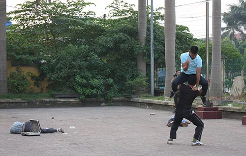 Các đại biểu dự và chỉ đạo cuộc diễn tập. Lực lượng cảnh sát 113 Công an tỉnh Hưng Yên triển khai đội hình "chiến đấu". Tiếp đó là đội hình của lực lượng cảnh sát cơ động. Triển khai đội hình từ trên cao. Trinh sát đặc nhiệm trấn áp "khủng bố" vòng ngoài. Những phần tử khủng bốbị khống chế. Tình huống cháy nổ được đặt ra... Lực lượng Cảnh sát Phòng cháy, chữa cháy cũng có mặt kịp thời để xử trí tình huống. Các đại biểu dự và chỉ đạo cuộc diễn tập. Lực lượng cảnh sát 113 Công an tỉnh Hưng Yên triển khai đội hình "chiến đấu". Tiếp đó là đội hình của lực lượng cảnh sát cơ động. Triển khai đội hình từ trên cao. Trinh sát đặc nhiệm trấn áp "khủng bố" vòng ngoài. Những phần tử khủng bốbị khống chế. Tình huống cháy nổ được đặt ra... Lực lượng Cảnh sát Phòng cháy, chữa cháy cũng có mặt kịp thời để xử trí tình huống.