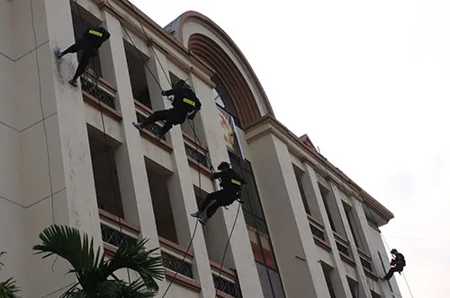 Các đại biểu dự và chỉ đạo cuộc diễn tập. Lực lượng cảnh sát 113 Công an tỉnh Hưng Yên triển khai đội hình "chiến đấu". Tiếp đó là đội hình của lực lượng cảnh sát cơ động. Triển khai đội hình từ trên cao. Trinh sát đặc nhiệm trấn áp "khủng bố" vòng ngoài. Những phần tử khủng bốbị khống chế. Tình huống cháy nổ được đặt ra... Lực lượng Cảnh sát Phòng cháy, chữa cháy cũng có mặt kịp thời để xử trí tình huống. Các đại biểu dự và chỉ đạo cuộc diễn tập. Lực lượng cảnh sát 113 Công an tỉnh Hưng Yên triển khai đội hình "chiến đấu". Tiếp đó là đội hình của lực lượng cảnh sát cơ động. Triển khai đội hình từ trên cao. Trinh sát đặc nhiệm trấn áp "khủng bố" vòng ngoài. Những phần tử khủng bốbị khống chế. Tình huống cháy nổ được đặt ra... Lực lượng Cảnh sát Phòng cháy, chữa cháy cũng có mặt kịp thời để xử trí tình huống.