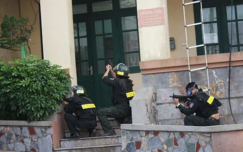 Các đại biểu dự và chỉ đạo cuộc diễn tập. Lực lượng cảnh sát 113 Công an tỉnh Hưng Yên triển khai đội hình "chiến đấu". Tiếp đó là đội hình của lực lượng cảnh sát cơ động. Triển khai đội hình từ trên cao. Trinh sát đặc nhiệm trấn áp "khủng bố" vòng ngoài. Những phần tử khủng bốbị khống chế. Tình huống cháy nổ được đặt ra... Lực lượng Cảnh sát Phòng cháy, chữa cháy cũng có mặt kịp thời để xử trí tình huống. Các đại biểu dự và chỉ đạo cuộc diễn tập. Lực lượng cảnh sát 113 Công an tỉnh Hưng Yên triển khai đội hình "chiến đấu". Tiếp đó là đội hình của lực lượng cảnh sát cơ động. Triển khai đội hình từ trên cao. Trinh sát đặc nhiệm trấn áp "khủng bố" vòng ngoài. Những phần tử khủng bốbị khống chế. Tình huống cháy nổ được đặt ra... Lực lượng Cảnh sát Phòng cháy, chữa cháy cũng có mặt kịp thời để xử trí tình huống.