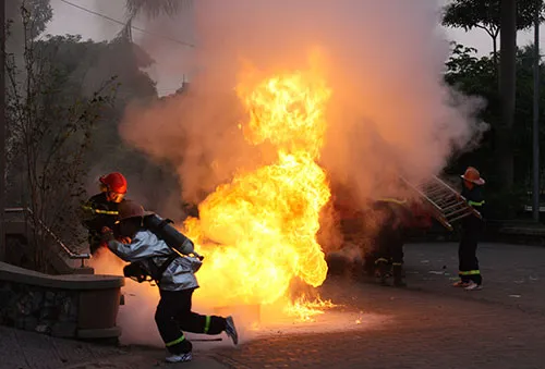 Các đại biểu dự và chỉ đạo cuộc diễn tập. Lực lượng cảnh sát 113 Công an tỉnh Hưng Yên triển khai đội hình "chiến đấu". Tiếp đó là đội hình của lực lượng cảnh sát cơ động. Triển khai đội hình từ trên cao. Trinh sát đặc nhiệm trấn áp "khủng bố" vòng ngoài. Những phần tử khủng bốbị khống chế. Tình huống cháy nổ được đặt ra... Lực lượng Cảnh sát Phòng cháy, chữa cháy cũng có mặt kịp thời để xử trí tình huống. Các đại biểu dự và chỉ đạo cuộc diễn tập. Lực lượng cảnh sát 113 Công an tỉnh Hưng Yên triển khai đội hình "chiến đấu". Tiếp đó là đội hình của lực lượng cảnh sát cơ động. Triển khai đội hình từ trên cao. Trinh sát đặc nhiệm trấn áp "khủng bố" vòng ngoài. Những phần tử khủng bốbị khống chế. Tình huống cháy nổ được đặt ra... Lực lượng Cảnh sát Phòng cháy, chữa cháy cũng có mặt kịp thời để xử trí tình huống.