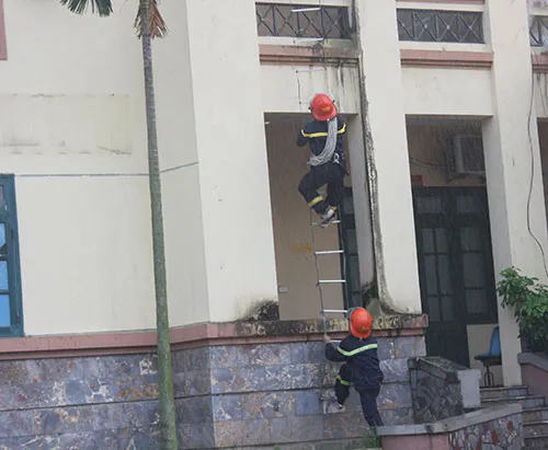 Các đại biểu dự và chỉ đạo cuộc diễn tập. Lực lượng cảnh sát 113 Công an tỉnh Hưng Yên triển khai đội hình "chiến đấu". Tiếp đó là đội hình của lực lượng cảnh sát cơ động. Triển khai đội hình từ trên cao. Trinh sát đặc nhiệm trấn áp "khủng bố" vòng ngoài. Những phần tử khủng bốbị khống chế. Tình huống cháy nổ được đặt ra... Lực lượng Cảnh sát Phòng cháy, chữa cháy cũng có mặt kịp thời để xử trí tình huống. Các đại biểu dự và chỉ đạo cuộc diễn tập. Lực lượng cảnh sát 113 Công an tỉnh Hưng Yên triển khai đội hình "chiến đấu". Tiếp đó là đội hình của lực lượng cảnh sát cơ động. Triển khai đội hình từ trên cao. Trinh sát đặc nhiệm trấn áp "khủng bố" vòng ngoài. Những phần tử khủng bốbị khống chế. Tình huống cháy nổ được đặt ra... Lực lượng Cảnh sát Phòng cháy, chữa cháy cũng có mặt kịp thời để xử trí tình huống.