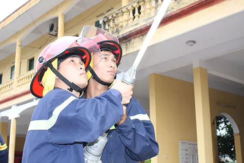 Các đại biểu dự và chỉ đạo cuộc diễn tập. Lực lượng cảnh sát 113 Công an tỉnh Hưng Yên triển khai đội hình "chiến đấu". Tiếp đó là đội hình của lực lượng cảnh sát cơ động. Triển khai đội hình từ trên cao. Trinh sát đặc nhiệm trấn áp "khủng bố" vòng ngoài. Những phần tử khủng bốbị khống chế. Tình huống cháy nổ được đặt ra... Lực lượng Cảnh sát Phòng cháy, chữa cháy cũng có mặt kịp thời để xử trí tình huống. Các đại biểu dự và chỉ đạo cuộc diễn tập. Lực lượng cảnh sát 113 Công an tỉnh Hưng Yên triển khai đội hình "chiến đấu". Tiếp đó là đội hình của lực lượng cảnh sát cơ động. Triển khai đội hình từ trên cao. Trinh sát đặc nhiệm trấn áp "khủng bố" vòng ngoài. Những phần tử khủng bốbị khống chế. Tình huống cháy nổ được đặt ra... Lực lượng Cảnh sát Phòng cháy, chữa cháy cũng có mặt kịp thời để xử trí tình huống.