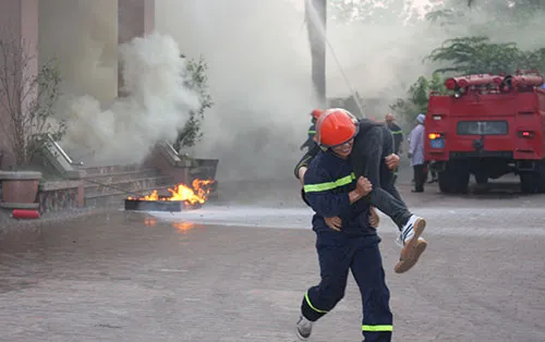 Các đại biểu dự và chỉ đạo cuộc diễn tập. Lực lượng cảnh sát 113 Công an tỉnh Hưng Yên triển khai đội hình "chiến đấu". Tiếp đó là đội hình của lực lượng cảnh sát cơ động. Triển khai đội hình từ trên cao. Trinh sát đặc nhiệm trấn áp "khủng bố" vòng ngoài. Những phần tử khủng bốbị khống chế. Tình huống cháy nổ được đặt ra... Lực lượng Cảnh sát Phòng cháy, chữa cháy cũng có mặt kịp thời để xử trí tình huống. Các đại biểu dự và chỉ đạo cuộc diễn tập. Lực lượng cảnh sát 113 Công an tỉnh Hưng Yên triển khai đội hình "chiến đấu". Tiếp đó là đội hình của lực lượng cảnh sát cơ động. Triển khai đội hình từ trên cao. Trinh sát đặc nhiệm trấn áp "khủng bố" vòng ngoài. Những phần tử khủng bốbị khống chế. Tình huống cháy nổ được đặt ra... Lực lượng Cảnh sát Phòng cháy, chữa cháy cũng có mặt kịp thời để xử trí tình huống.