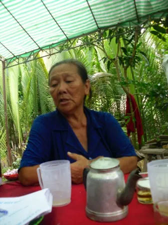 Bà Bé kể chuyện vụ việc với phóng viên