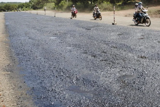 Đoạn đường nhiều ổ gà nhưng nhà thầu vẫn cho tưới nhựa sai quy trình - ẢNH: BÁ SƠN