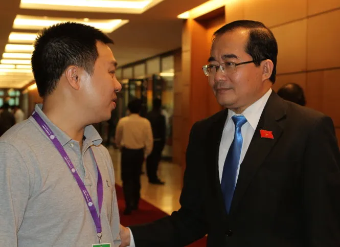 Phóng viênTuổi Trẻđề nghị phỏng vấn vào chiều 3-11 nhưng đại biểu Hoàng Hữu Phước (phải) từ chối trả lời - Ảnh: V.V.Thành