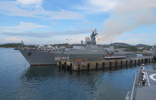 Tàu HQ-012 chuẩn bị rời cảng Chuẩn đô đốc Nguyễn Văn Kiệm thay mặt đoàn chia tay cán bộ và chiến sĩ Vùng 4 Hải quân Lễ tiễn tàu HQ-011 và HQ-012 tại Quân cảng Cam Ranh chiều 5-11