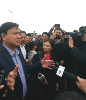 Bộ trưởng Thăng hứa sẽ có đường cho dân đi lại vào ngày 12/11 tới.