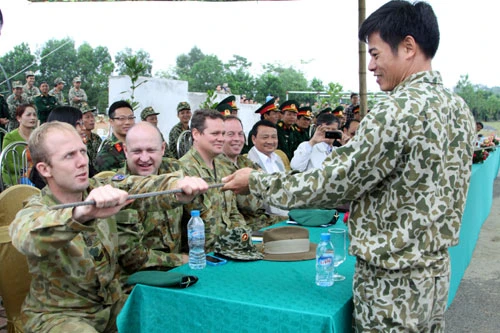 Mãn nhãn xem bộ đội Đặc công trình diễn võ thuật ảnh 10 Khách tham quan đến từ Lực lượng đặc biệt của quân đội Australia kiểm tra độ cứng của một thanh sắt phi 14...