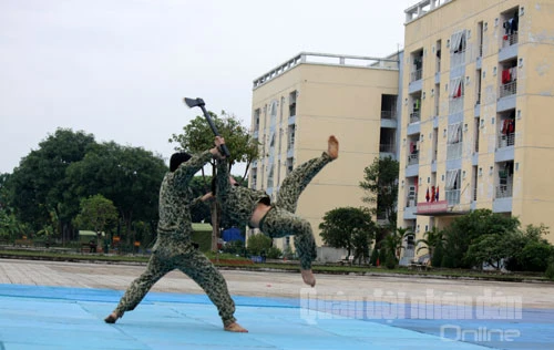 Mãn nhãn xem bộ đội Đặc công trình diễn võ thuật ảnh 4 Mãn nhãn xem bộ đội Đặc công trình diễn võ thuật ảnh 4