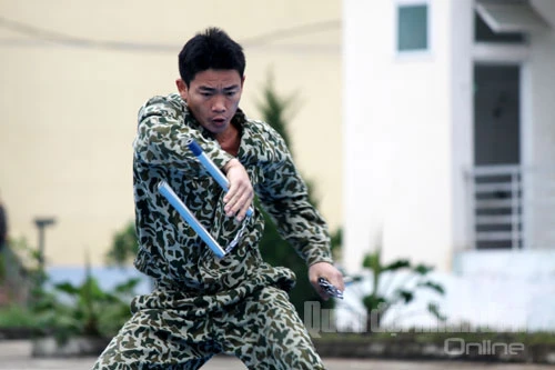 Mãn nhãn xem bộ đội Đặc công trình diễn võ thuật ảnh 7 Màn trình diễn côn của một chiến sĩ đặc công.