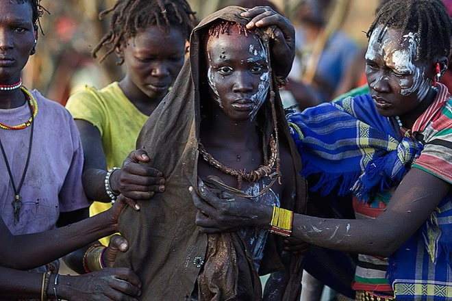 Hãi hùng nghi lễ trưởng thành đẫm máu của các bé gái châu Phi ảnh 10