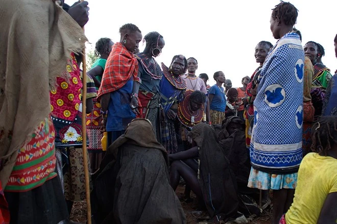 Hãi hùng nghi lễ trưởng thành đẫm máu của các bé gái châu Phi ảnh 4