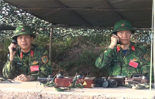 Các vị trí đã sẵn sàng. Máy bay Su 30 ném bom vào mục tiêu tại điểm cao 152,4. B41 tiêu diệt mục tiêu ngay loạt đạn đầu. Xe tăng khai hỏa. Nổ bộc phá mở cửa mở. Bộ binh vượt qua cửa mở đánh chiếm các mục tiêu. Xe tăng vượt qua cửa mở. Các mệnh lệnh chính xác, ngắn gọn được phát đi từ sở chỉ huy Sư đoàn 312. Triển khai lực lượng bộ binh cơ giới tại Nam đồi N để bắn sang điểm cao 95. Máy bay bị bắn hạ. Những đơn vị hoàn thành xuất sắc nhiệm vụ được tặng quà, khen thưởng.