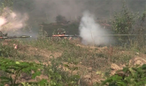 Các vị trí đã sẵn sàng. Máy bay Su 30 ném bom vào mục tiêu tại điểm cao 152,4. B41 tiêu diệt mục tiêu ngay loạt đạn đầu. Xe tăng khai hỏa. Nổ bộc phá mở cửa mở. Bộ binh vượt qua cửa mở đánh chiếm các mục tiêu. Xe tăng vượt qua cửa mở. Các mệnh lệnh chính xác, ngắn gọn được phát đi từ sở chỉ huy Sư đoàn 312. Triển khai lực lượng bộ binh cơ giới tại Nam đồi N để bắn sang điểm cao 95. Máy bay bị bắn hạ. Những đơn vị hoàn thành xuất sắc nhiệm vụ được tặng quà, khen thưởng.