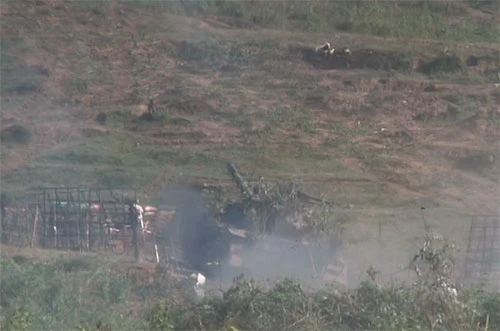 Các vị trí đã sẵn sàng. Máy bay Su 30 ném bom vào mục tiêu tại điểm cao 152,4. B41 tiêu diệt mục tiêu ngay loạt đạn đầu. Xe tăng khai hỏa. Nổ bộc phá mở cửa mở. Bộ binh vượt qua cửa mở đánh chiếm các mục tiêu. Xe tăng vượt qua cửa mở. Các mệnh lệnh chính xác, ngắn gọn được phát đi từ sở chỉ huy Sư đoàn 312. Triển khai lực lượng bộ binh cơ giới tại Nam đồi N để bắn sang điểm cao 95. Máy bay bị bắn hạ. Những đơn vị hoàn thành xuất sắc nhiệm vụ được tặng quà, khen thưởng.