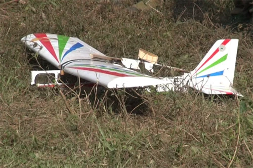 Các vị trí đã sẵn sàng. Máy bay Su 30 ném bom vào mục tiêu tại điểm cao 152,4. B41 tiêu diệt mục tiêu ngay loạt đạn đầu. Xe tăng khai hỏa. Nổ bộc phá mở cửa mở. Bộ binh vượt qua cửa mở đánh chiếm các mục tiêu. Xe tăng vượt qua cửa mở. Các mệnh lệnh chính xác, ngắn gọn được phát đi từ sở chỉ huy Sư đoàn 312. Triển khai lực lượng bộ binh cơ giới tại Nam đồi N để bắn sang điểm cao 95. Máy bay bị bắn hạ. Những đơn vị hoàn thành xuất sắc nhiệm vụ được tặng quà, khen thưởng.