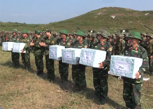 Các vị trí đã sẵn sàng. Máy bay Su 30 ném bom vào mục tiêu tại điểm cao 152,4. B41 tiêu diệt mục tiêu ngay loạt đạn đầu. Xe tăng khai hỏa. Nổ bộc phá mở cửa mở. Bộ binh vượt qua cửa mở đánh chiếm các mục tiêu. Xe tăng vượt qua cửa mở. Các mệnh lệnh chính xác, ngắn gọn được phát đi từ sở chỉ huy Sư đoàn 312. Triển khai lực lượng bộ binh cơ giới tại Nam đồi N để bắn sang điểm cao 95. Máy bay bị bắn hạ. Những đơn vị hoàn thành xuất sắc nhiệm vụ được tặng quà, khen thưởng.