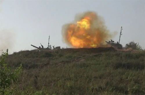 Các vị trí đã sẵn sàng. Máy bay Su 30 ném bom vào mục tiêu tại điểm cao 152,4. B41 tiêu diệt mục tiêu ngay loạt đạn đầu. Xe tăng khai hỏa. Nổ bộc phá mở cửa mở. Bộ binh vượt qua cửa mở đánh chiếm các mục tiêu. Xe tăng vượt qua cửa mở. Các mệnh lệnh chính xác, ngắn gọn được phát đi từ sở chỉ huy Sư đoàn 312. Triển khai lực lượng bộ binh cơ giới tại Nam đồi N để bắn sang điểm cao 95. Máy bay bị bắn hạ. Những đơn vị hoàn thành xuất sắc nhiệm vụ được tặng quà, khen thưởng.