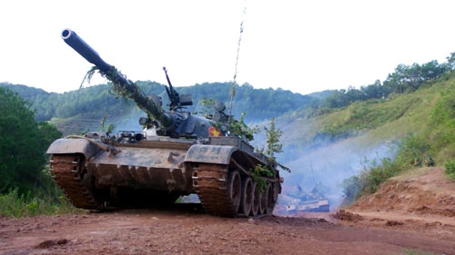 Các vị trí đã sẵn sàng. Máy bay Su 30 ném bom vào mục tiêu tại điểm cao 152,4. B41 tiêu diệt mục tiêu ngay loạt đạn đầu. Xe tăng khai hỏa. Nổ bộc phá mở cửa mở. Bộ binh vượt qua cửa mở đánh chiếm các mục tiêu. Xe tăng vượt qua cửa mở. Các mệnh lệnh chính xác, ngắn gọn được phát đi từ sở chỉ huy Sư đoàn 312. Triển khai lực lượng bộ binh cơ giới tại Nam đồi N để bắn sang điểm cao 95. Máy bay bị bắn hạ. Những đơn vị hoàn thành xuất sắc nhiệm vụ được tặng quà, khen thưởng.