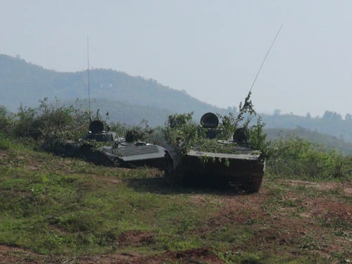 Các vị trí đã sẵn sàng. Máy bay Su 30 ném bom vào mục tiêu tại điểm cao 152,4. B41 tiêu diệt mục tiêu ngay loạt đạn đầu. Xe tăng khai hỏa. Nổ bộc phá mở cửa mở. Bộ binh vượt qua cửa mở đánh chiếm các mục tiêu. Xe tăng vượt qua cửa mở. Các mệnh lệnh chính xác, ngắn gọn được phát đi từ sở chỉ huy Sư đoàn 312. Triển khai lực lượng bộ binh cơ giới tại Nam đồi N để bắn sang điểm cao 95. Máy bay bị bắn hạ. Những đơn vị hoàn thành xuất sắc nhiệm vụ được tặng quà, khen thưởng.