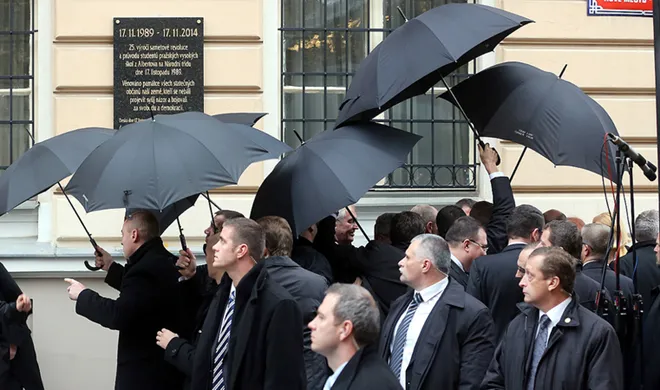 Tổng thống Đức bị người dân Cộng hòa Séc ném trứng trúng đầu ảnh 1