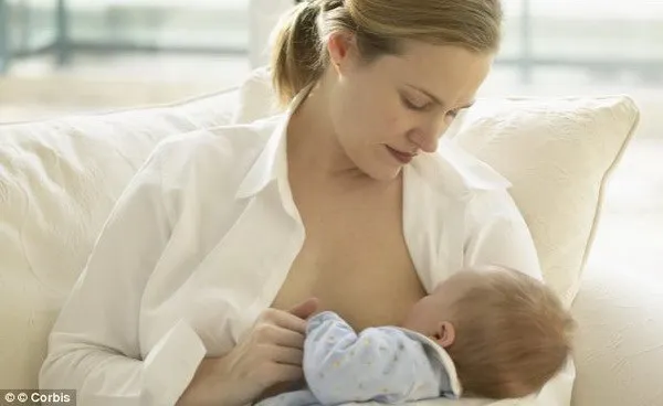 12 bác sĩ nhi khoa bị bắt vì khuyến khích nuôi con bằng sữa bột ảnh 1