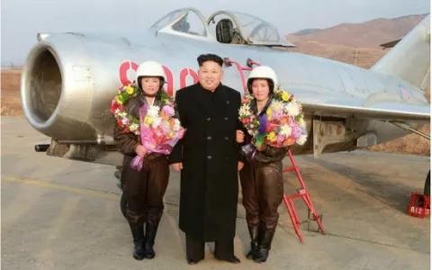 Lãnh đạo Triều Tiên Kim Jong-un chụp hình các phi công nữ ảnh 8