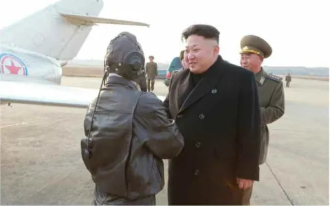 Lãnh đạo Triều Tiên Kim Jong-un chụp hình các phi công nữ ảnh 3