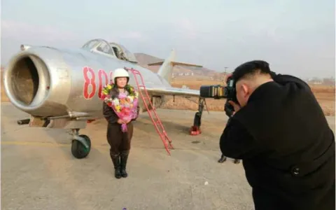 Lãnh đạo Triều Tiên Kim Jong-un chụp hình các phi công nữ ảnh 5
